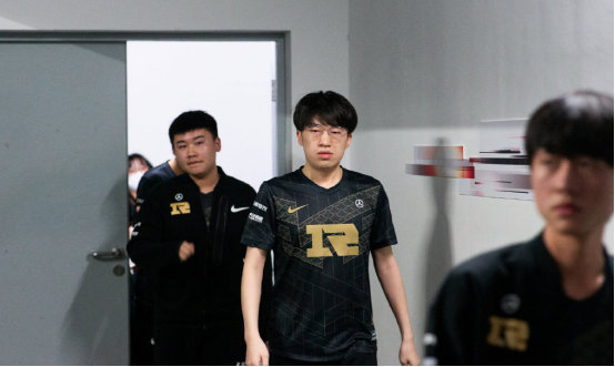 换防守中 换防守中